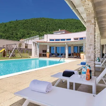 Four-bedroom In Veprinac