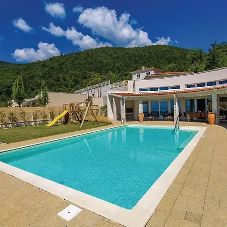 Four-bedroom In Hébergement de vacances *