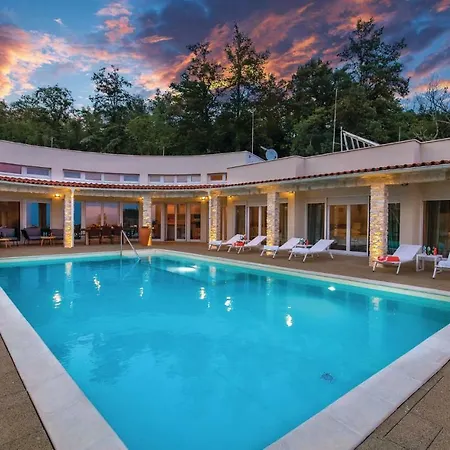 Four-bedroom In Hébergement de vacances *